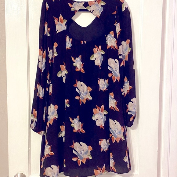 Crescent floral dress/lantern sleeves/open back - Picture 5 of 5